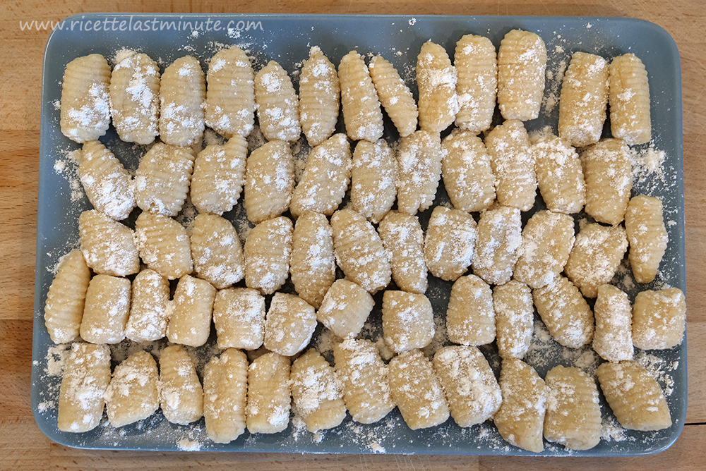 60 gnocchi in a floured tray