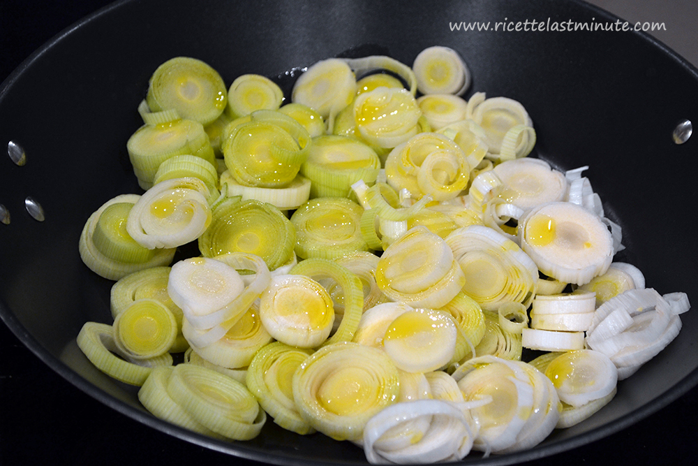 Rounds leeks in a pan with oil