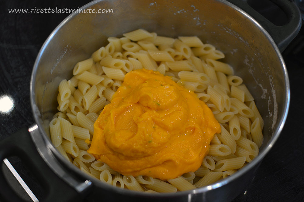 Pasta cooked with carrot cream