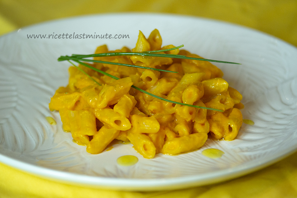 Pasta with creamy carrot sauce