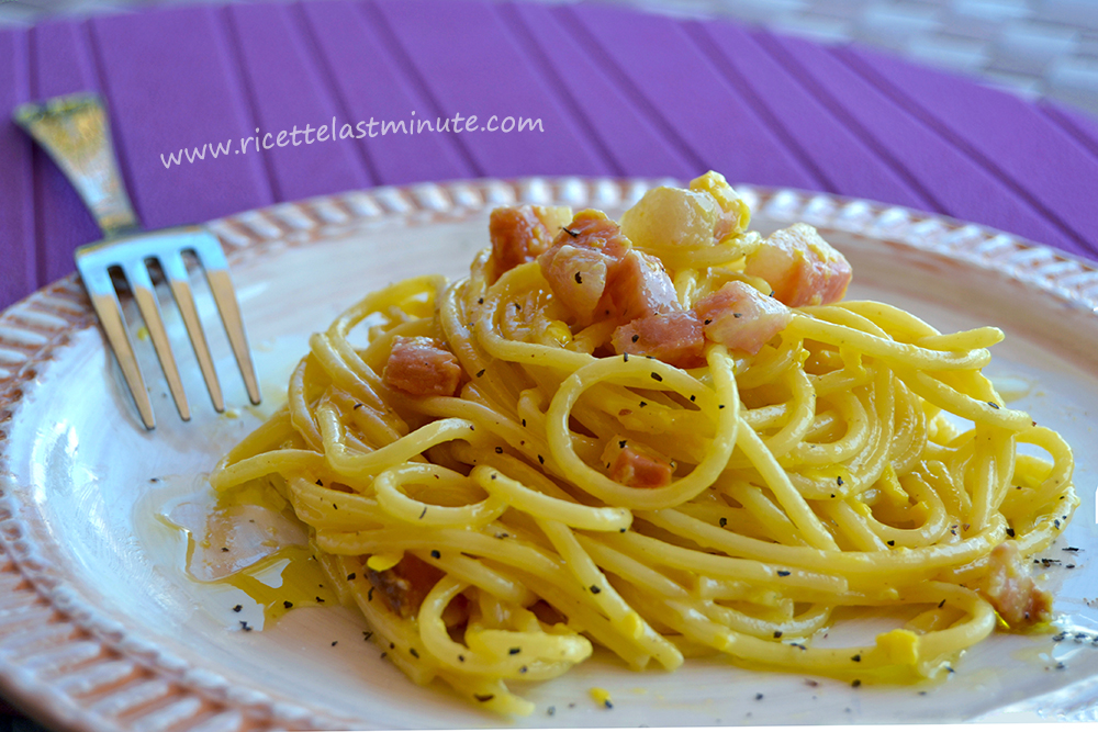 Spaghetti carbonara photo