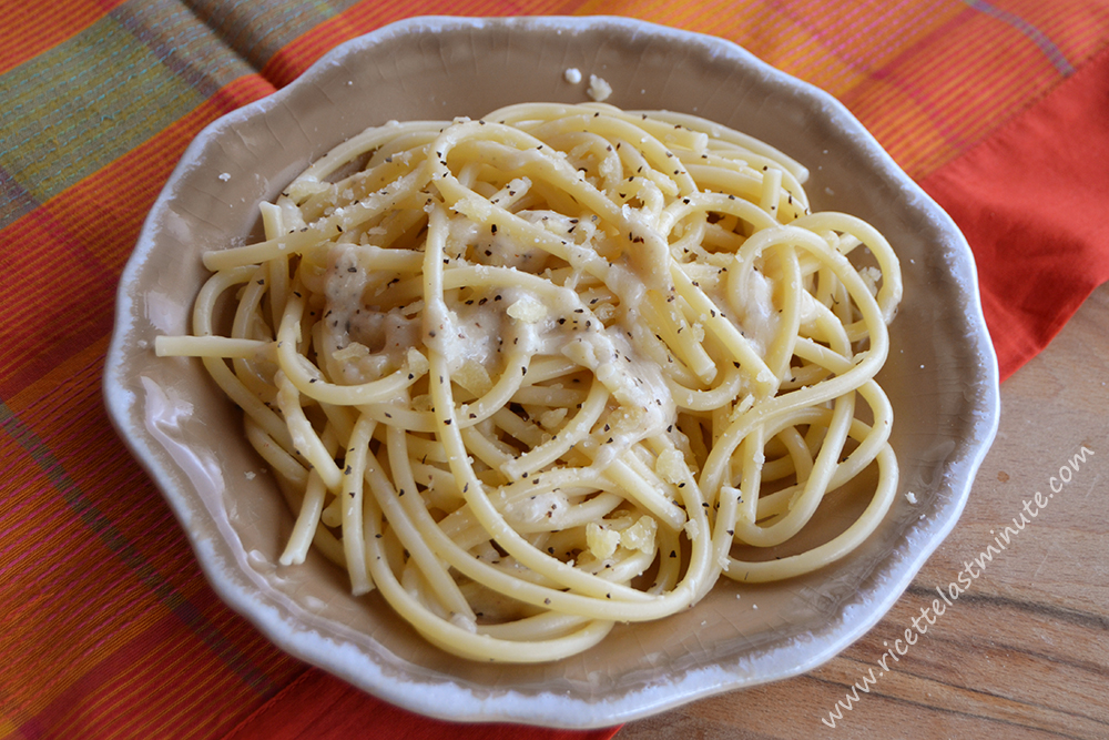 Spaghetti with roman pecorino cheese and black pepper