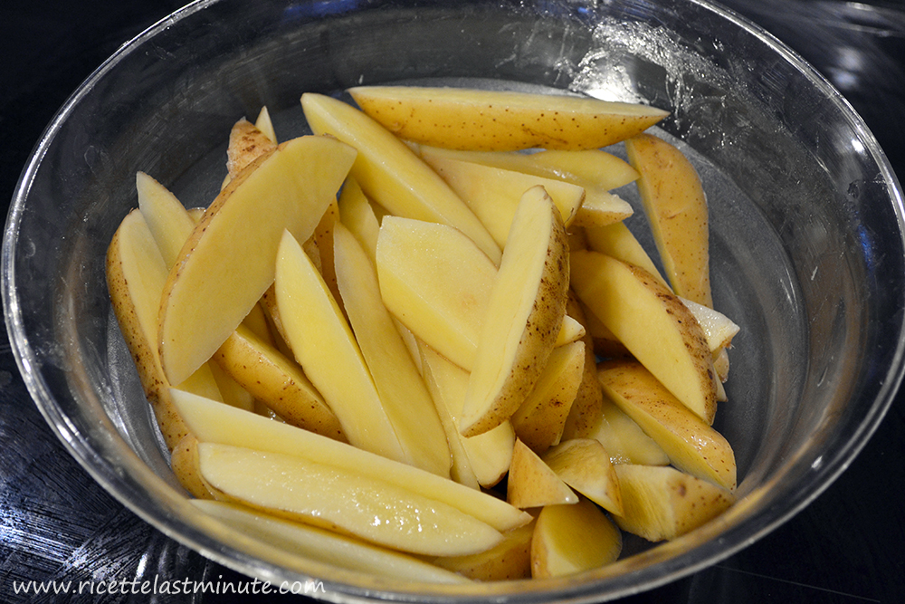 Well cleaned and sliced potatoes, soaked in fresh water