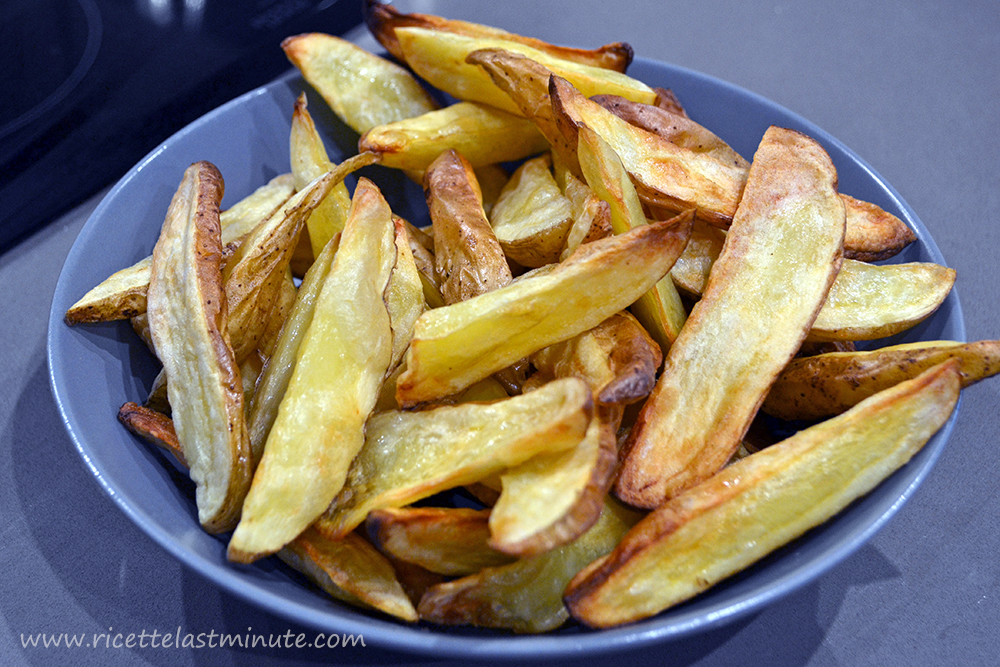 Well cooked potato wedges inside the air fryer