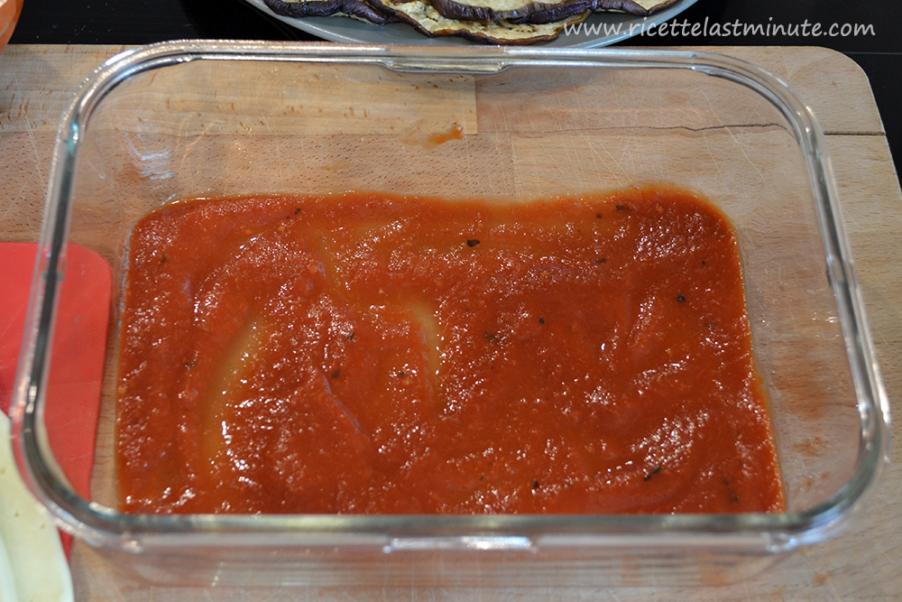 Base of the pan with the tomato sauce