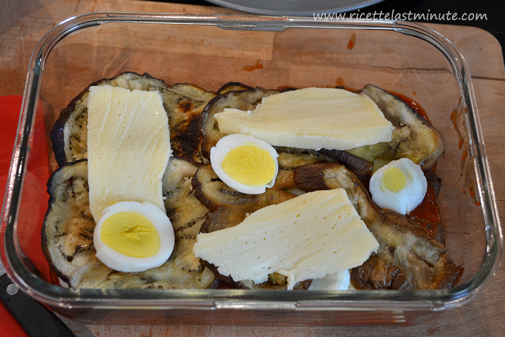Creation of the last layer with aubergines, cheese and boiled egg