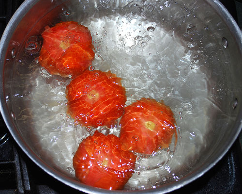 Sbollentatura di pomodori