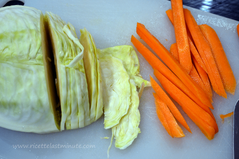 Cavolo cappuccio tagliato finemente e carote tagliate in modo sottile e lungo