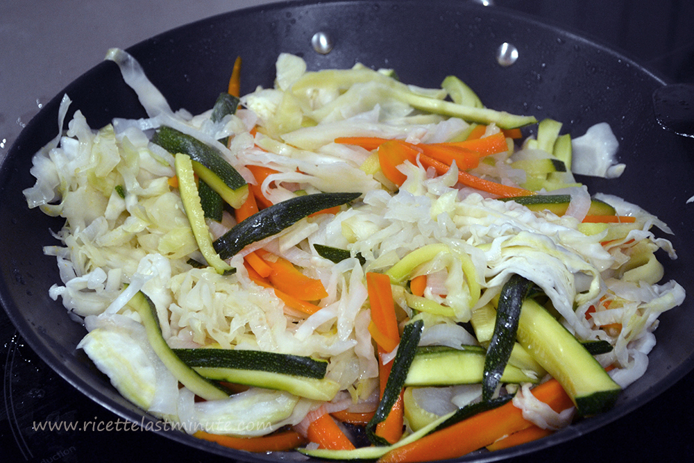 Cottura delle verdure tagliate e messe in padella