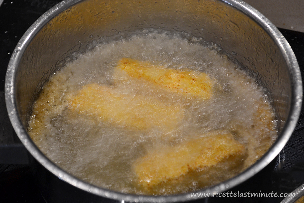 Stick di provolone fritti in abbondante olio caldo