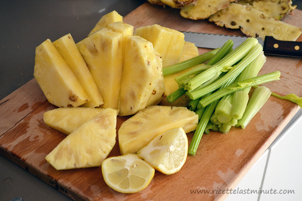 Ananas, sedano e limone, lavati e tagliati