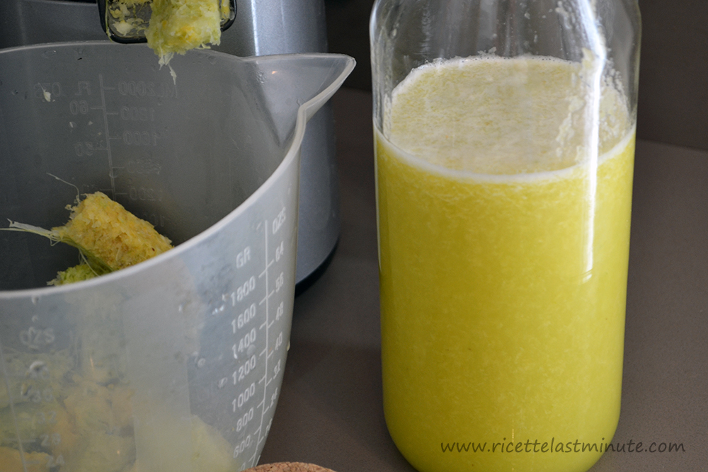 Estratto di ananas, sedano e limone pronto, da bere fresco
