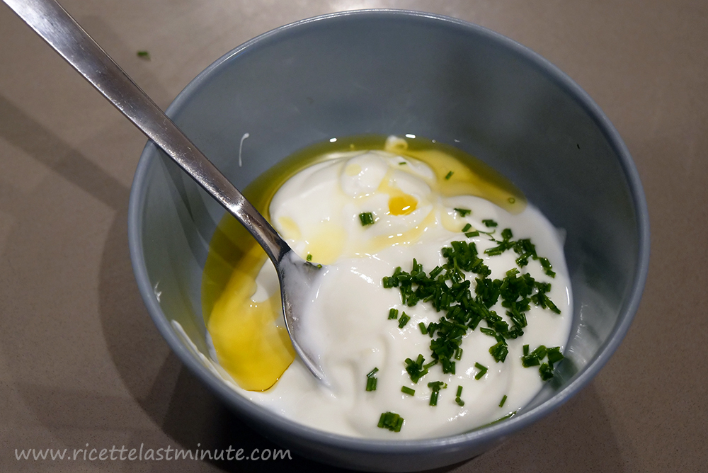 Ciotola con yogurt olio e limone per la salsa yogurt