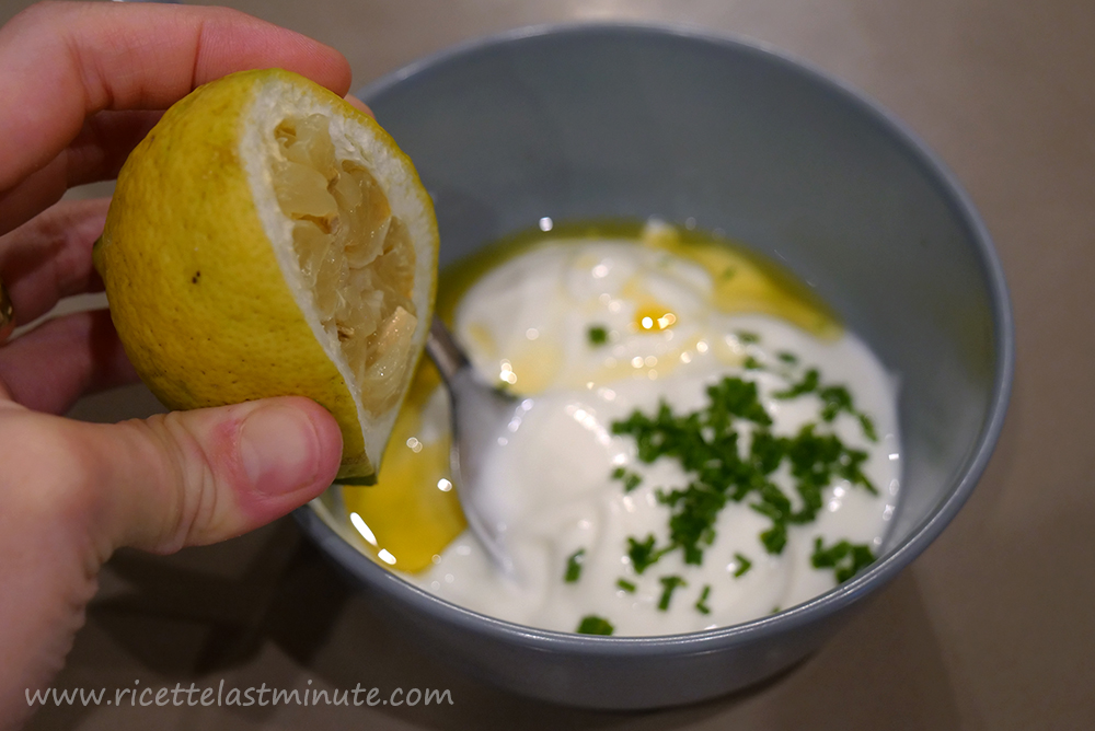 Ciotola con yogurt olio, limone ed erba cipollina per la salsa yogurt