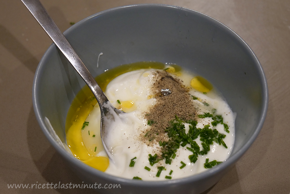 Ciotola della salsa yogurt con sale e pepe