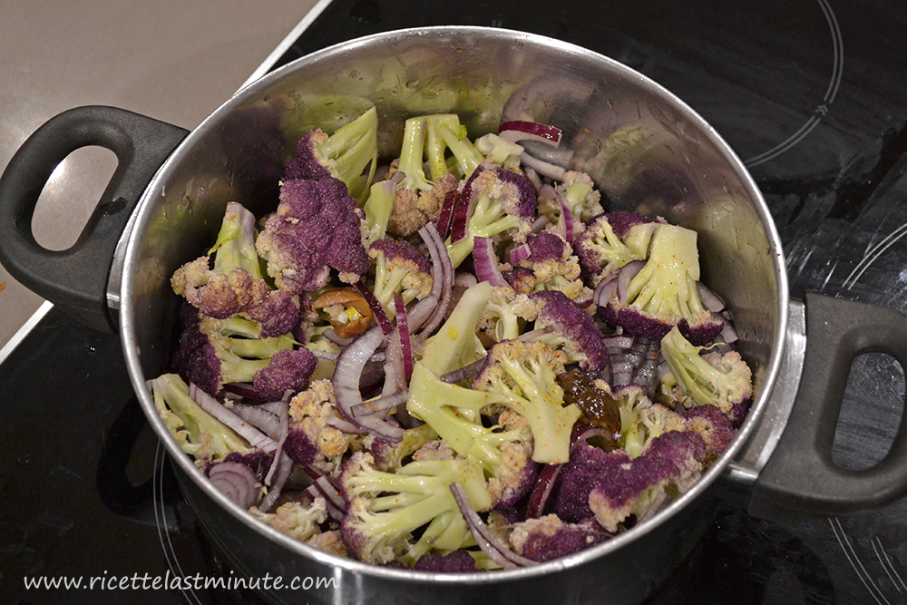 Cavolfiori, cipolla, olive e provolone dentro la pentola pronti da cuocere