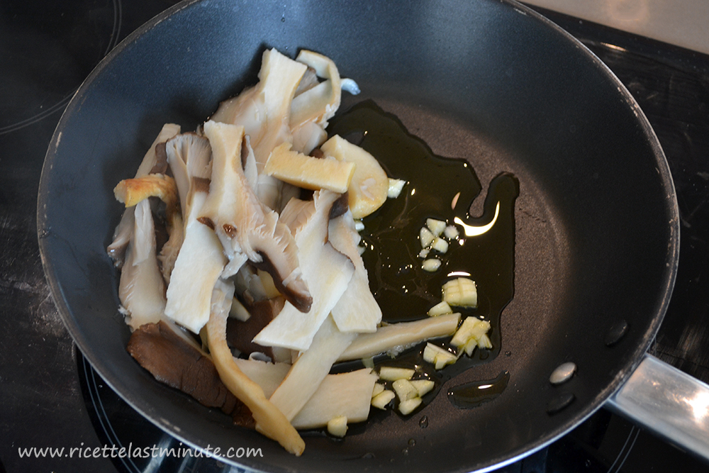 Funghi cardoncelli in padella con olio, aglio e sale