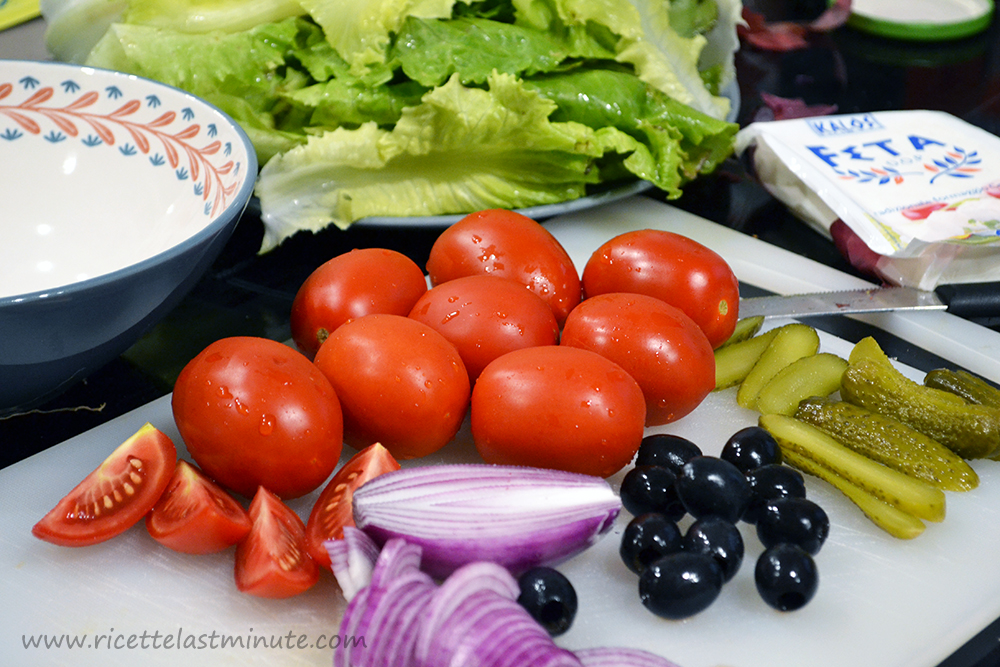Ingredienti necessari per preparare l'insalata greca