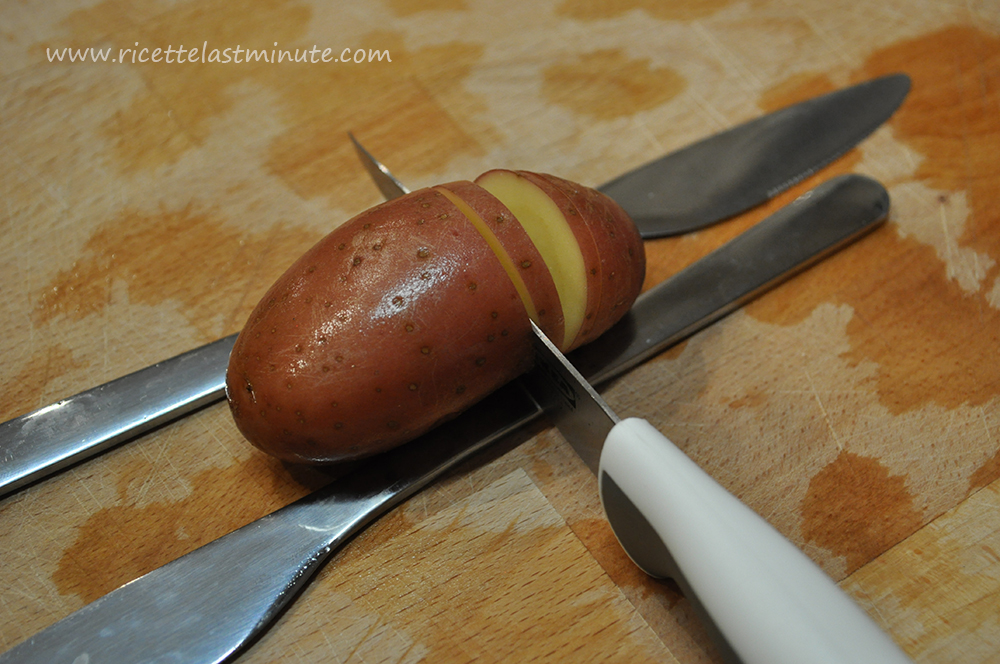 Taglia le patate a fette per nove decimi