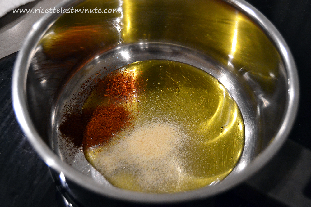 Miele con peperoncino, paprika e aglio disidratato