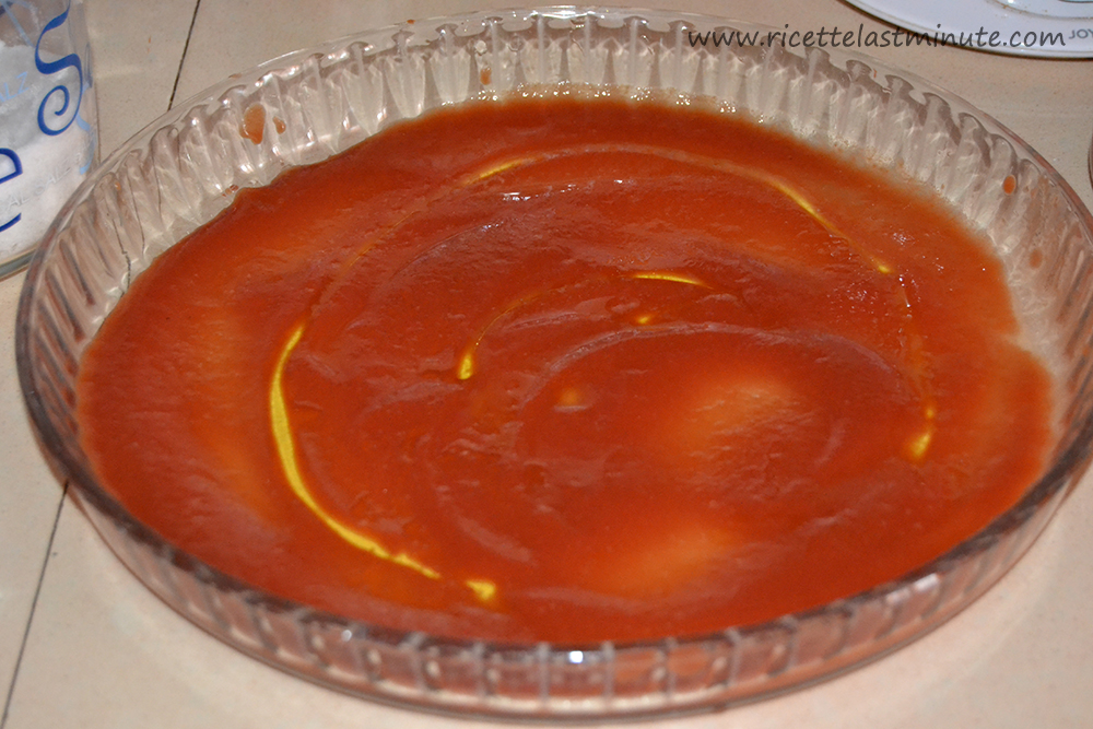 Pirofila con una base di salsa di pomodoro