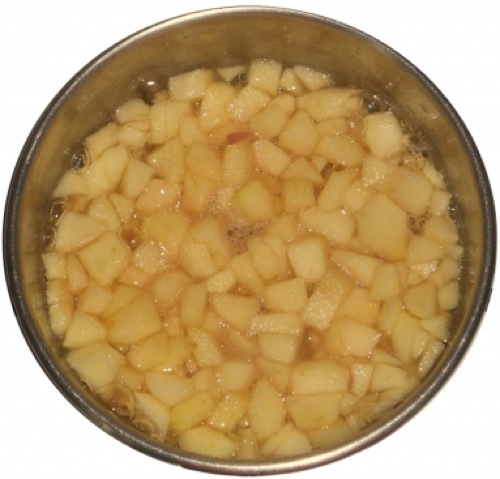 Cubetti di mela a cuocere insieme ad acqua, maraschino e zucchero