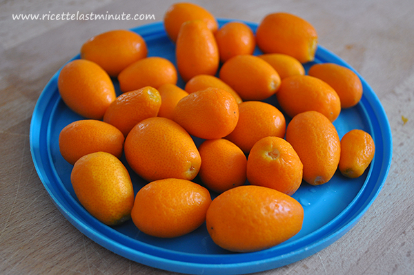 Mandarini cinesi in un piatto