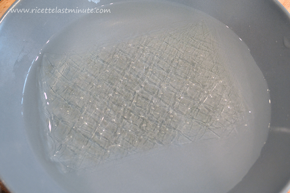 Fogli di gelatina a mollo nell'acqua fredda