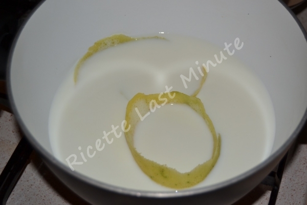 Latte e scorze di limone riscaldati in una pentola
