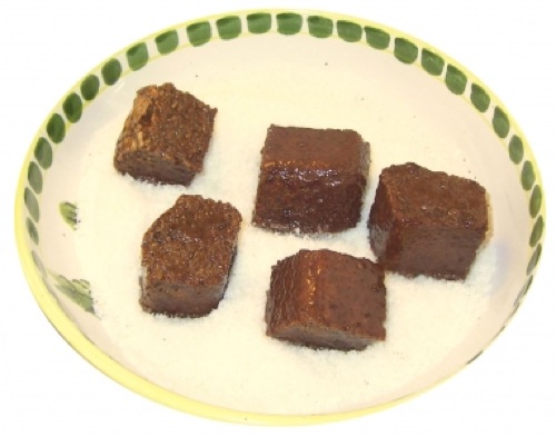 Cubetti al cioccolato disposti su un piatto
