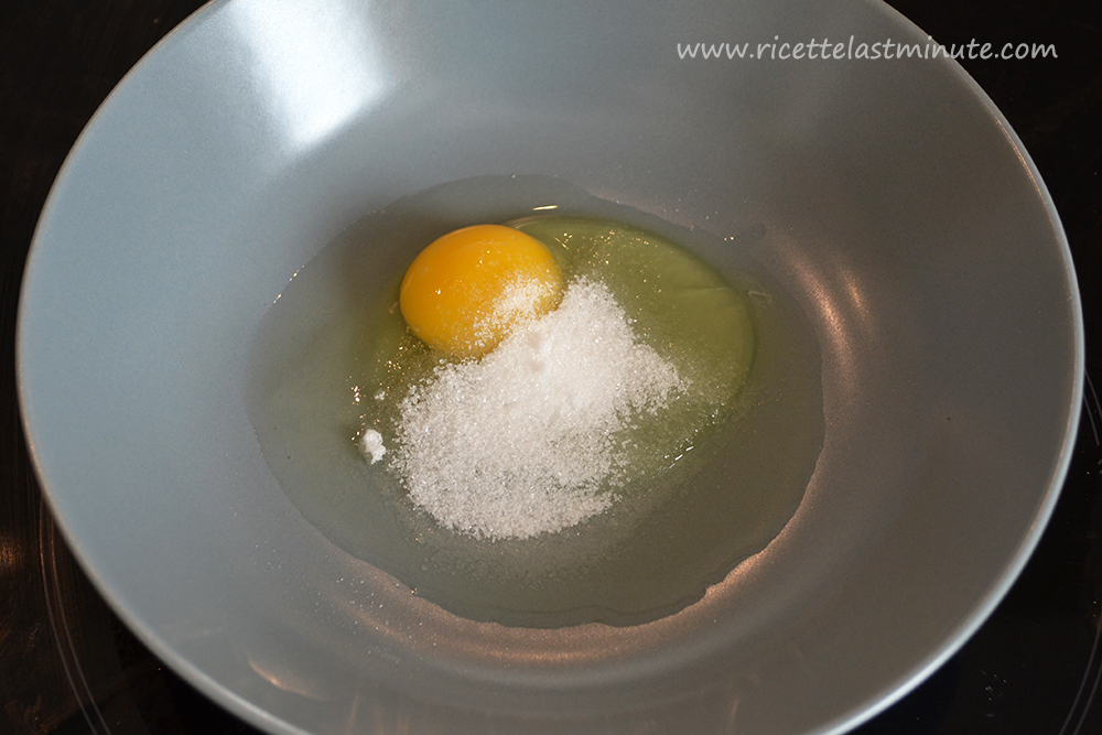 Ciotola con uovo, zucchero e cannella