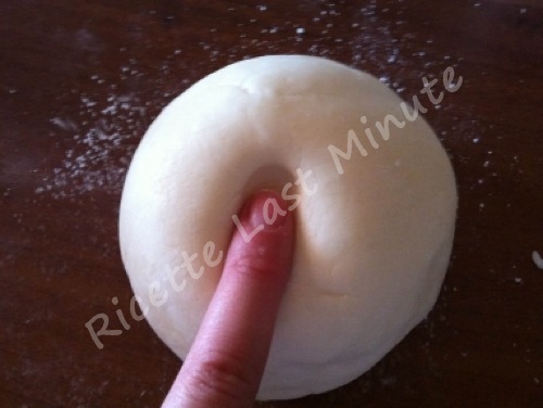 Pasta di zucchero compatta a forma di sfera