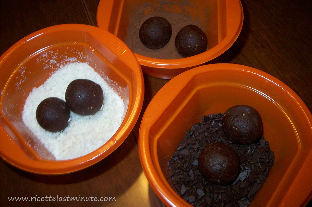 Ricci di cioccolata tuffati dentro le vaschette con cocco, cacao e cioccolato