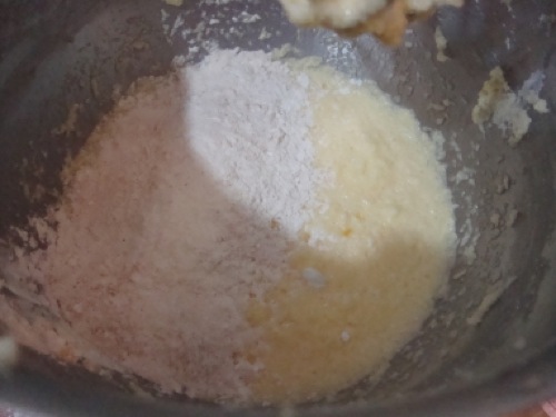 Zucchero, sale e burro in ciotola