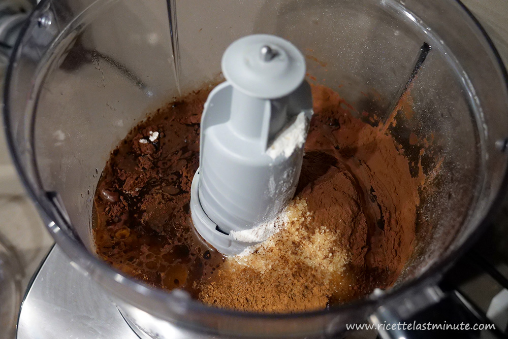 Ingredienti per preparare la torta all'acqua al cacao dentro al mixer