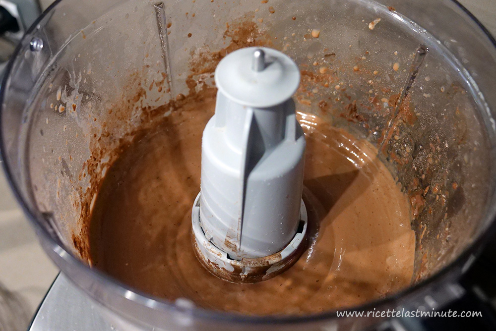 Impasto per la torta all'acqua al cacao pronto per essere versato nella teglia