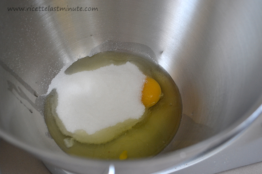 Ciotola con uova, albume e zucchero
