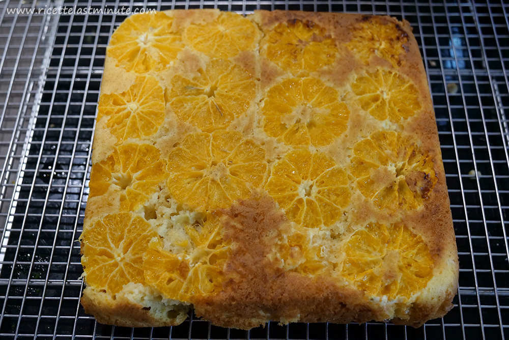 Torta al mandarino sformata e pronta per essere guarnita con lo zucchero a velo