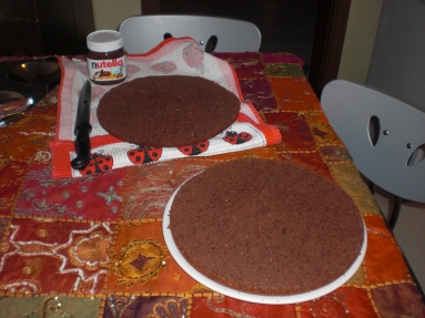Pan di Spagna al cioccolato tagliato a metà