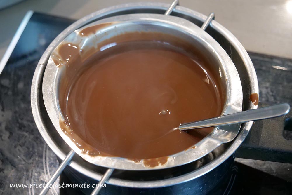 Cioccolato fuso a bagnomaria con olio di semi