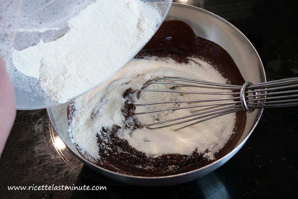 Zucchero, farina e vanillina aggiunti al composto di cioccolato