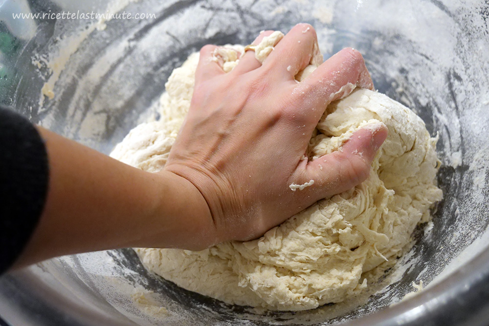 Formazione del panetto con l'aiuto delle mani