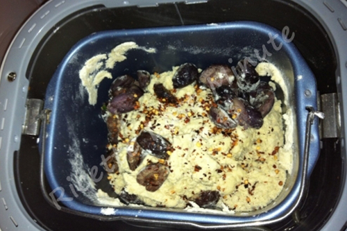 Impasto dentro la macchina del pane ed aggiunta delle olive e del peperoncino