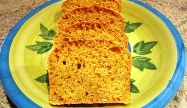 Pane giallo alla zucca con semi di sesamo