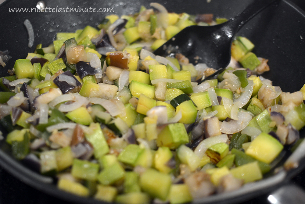Melanzane, zucchine e cipolla cotte