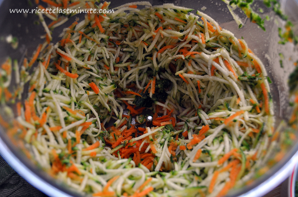 Zucchine e carote tagliate a julienne