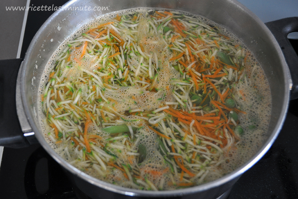 Carote e zucchine messe a cuocere con piselli e fagiolini