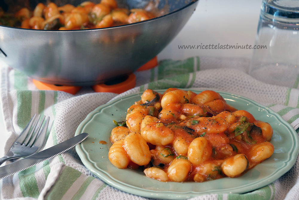 Foto degli gnocchi con bietoline, cipollina, pomodoro e olive in 5 minuti