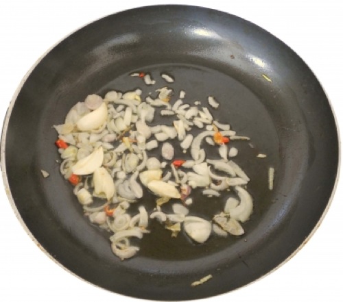Soffritto di cipolla, aglio e peperoncino