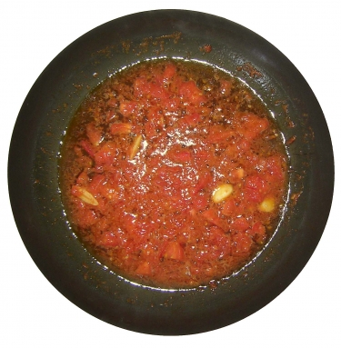 Pomodori Pachino e aglio soffritti in padella